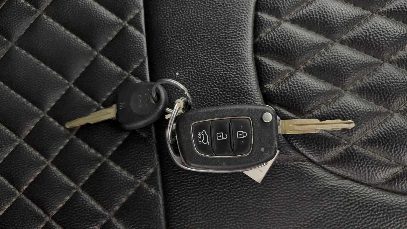 2020 Hyundai VENUE S 1.2, Petrol, Manual, 35,126 km, Key Close Up