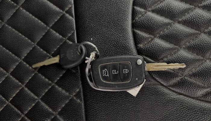 2020 Hyundai VENUE S 1.2, Petrol, Manual, 35,081 km, Key Close Up