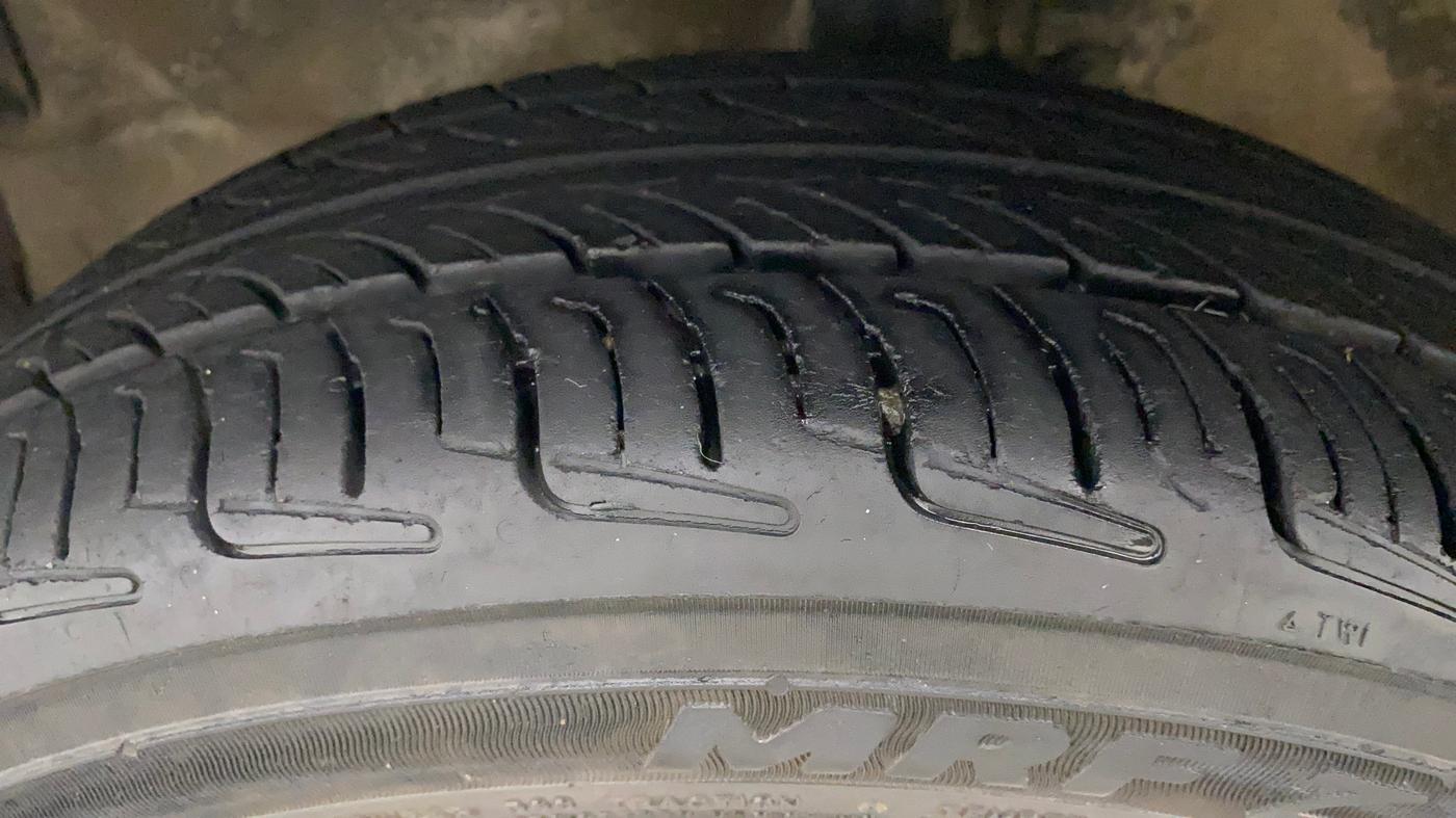 2017 Maruti Wagon R 1.0 VXI AMT, Petrol, Automatic, 87,698 km, Left Front Tyre Tread