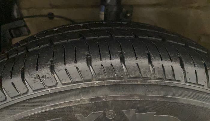 2015 Maruti Swift VDI, Diesel, Manual, 1,27,183 km, Left Front Tyre Tread