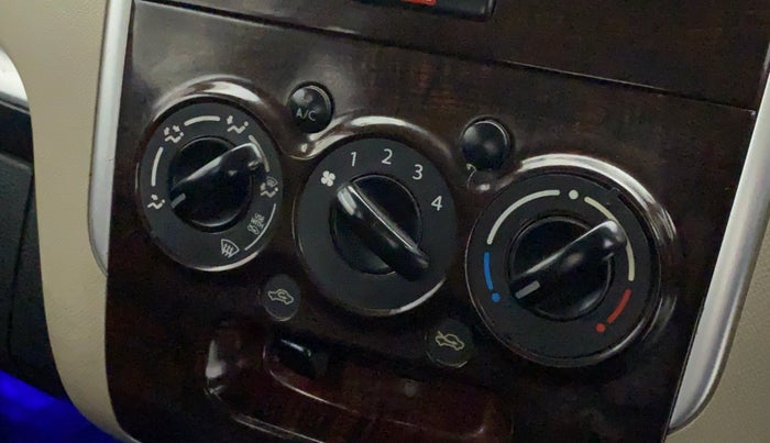 2018 Maruti Wagon R 1.0 LXI CNG, CNG, Manual, 75,535 km, AC Unit - Directional switch has minor damage