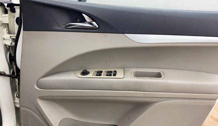 2018 Mahindra MARAZZO M8 7 STR, Diesel, Manual, 1,31,769 km, Driver Side Door Panels Control
