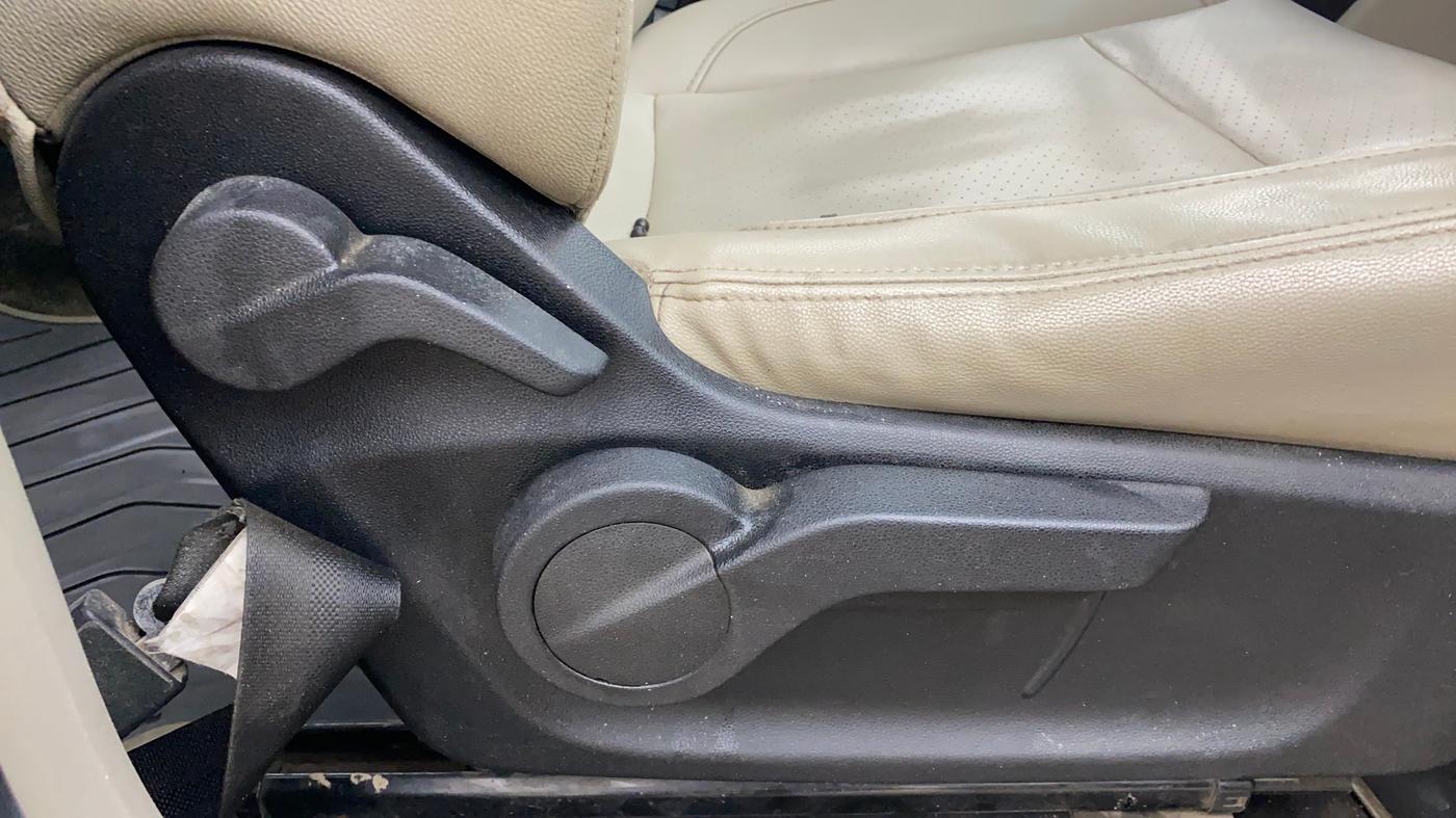 2018 Mahindra MARAZZO M8 7 STR, Diesel, Manual, 1,31,905 km, Driver Side Adjustment Panel