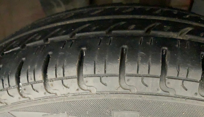 2015 Renault Kwid RXT 0.8, Petrol, Manual, 36,886 km, Right Front Tyre Tread