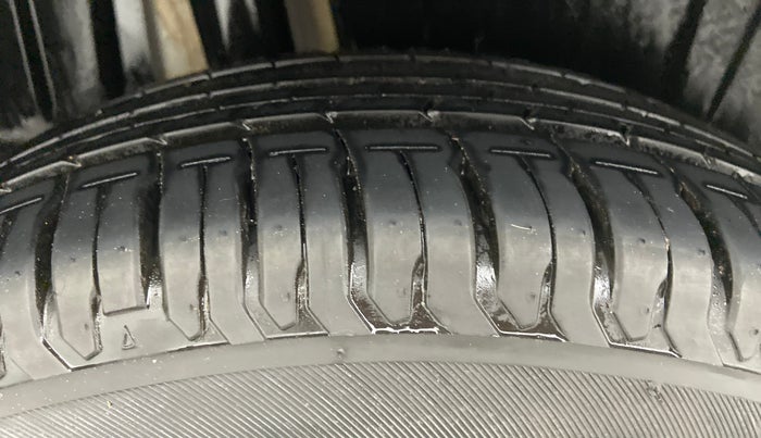 2022 Maruti Ertiga VXI SHVS, Petrol, Manual, 5,203 km, Right Rear Tyre Tread