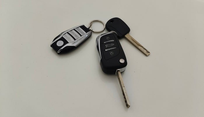 2021 Mahindra XUV300 W4 1.2 PETROL, Petrol, Manual, 40,775 km, Key Close Up