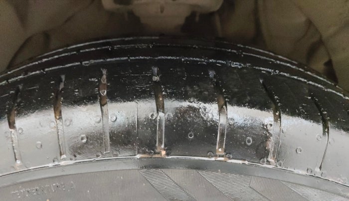 2021 Mahindra XUV300 W4 1.2 PETROL, Petrol, Manual, 40,775 km, Right Front Tyre Tread