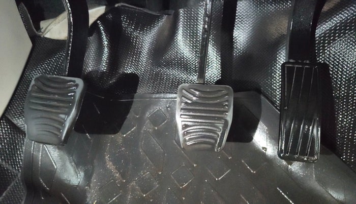 2021 Mahindra XUV300 W4 1.2 PETROL, Petrol, Manual, 40,775 km, Pedals