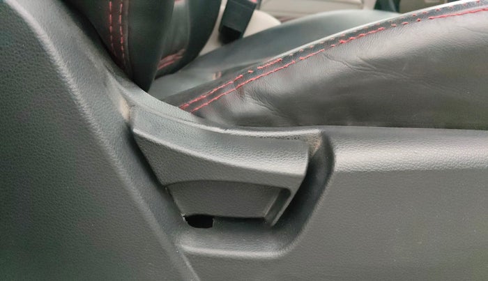 2021 Mahindra XUV300 W4 1.2 PETROL, Petrol, Manual, 40,775 km, Driver Side Adjustment Panel