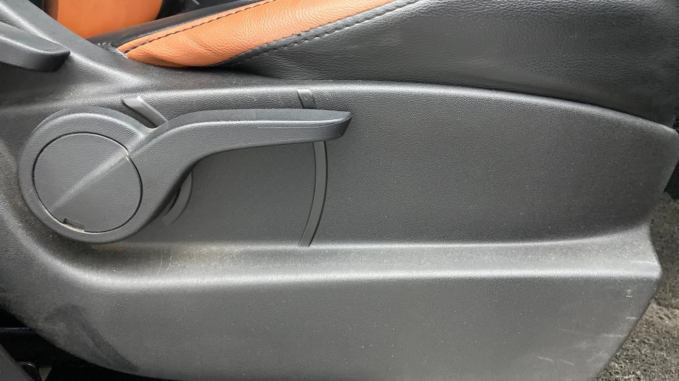 2018 Mahindra XUV500 W7 FWD, Diesel, Manual, 46,051 km, Driver Side Adjustment Panel