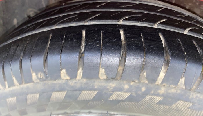 2014 Hyundai Xcent SX 1.2, Petrol, Manual, 96,899 km, Left Front Tyre Tread