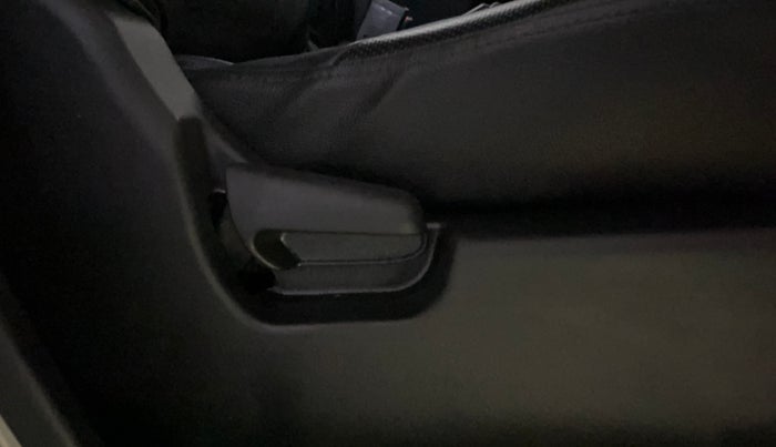 2017 Maruti Wagon R 1.0 LXI CNG, CNG, Manual, 62,952 km, Driver Side Adjustment Panel