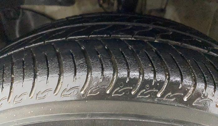 2012 Honda Brio V MT, Petrol, Manual, 79,896 km, Left Front Tyre Tread