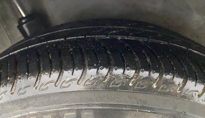 2012 Honda Brio V MT, Petrol, Manual, 79,896 km, Right Rear Tyre Tread