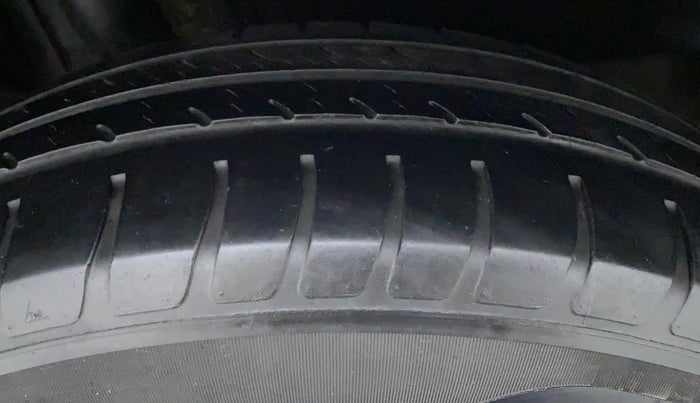 2018 Maruti Dzire VXI, Petrol, Manual, 28,696 km, Right Front Tyre Tread
