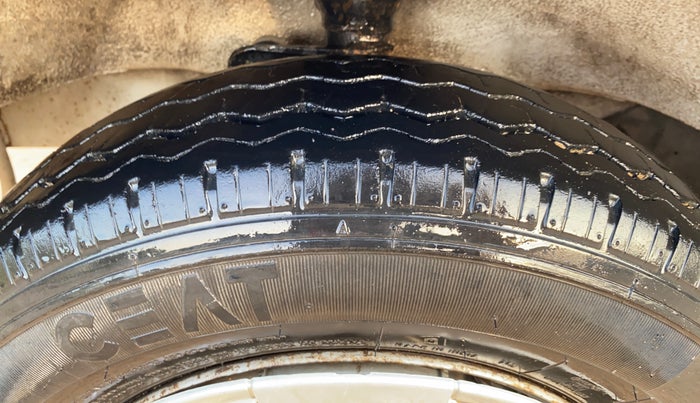 2019 Maruti Eeco 7 STR, CNG, Manual, 84,467 km, Left Front Tyre Tread