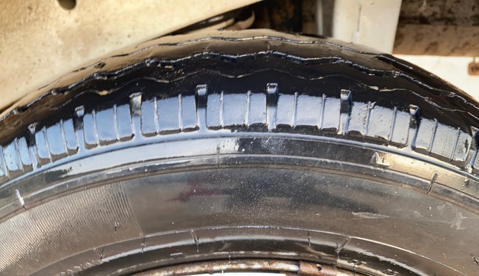 2019 Maruti Eeco 7 STR, CNG, Manual, 84,467 km, Left Rear Tyre Tread