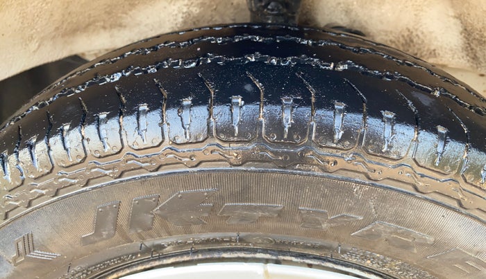 2019 Maruti Eeco 7 STR, CNG, Manual, 84,467 km, Right Front Tyre Tread