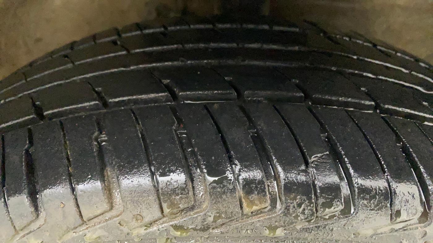 2017 Maruti Wagon R 1.0 VXI, Petrol, Manual, 43,944 km, Right Front Tyre Tread