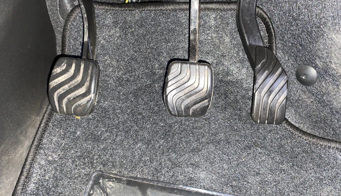 2024 Renault Kiger RXE MT, Petrol, Manual, 677 km, Pedals