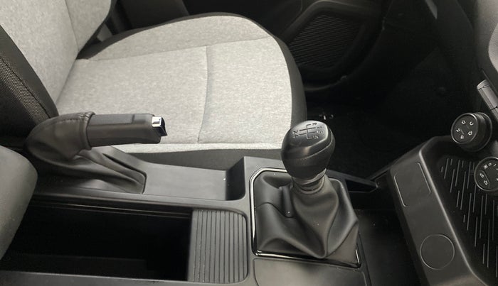 2024 Renault Kiger RXE MT, Petrol, Manual, 677 km, Gear Lever