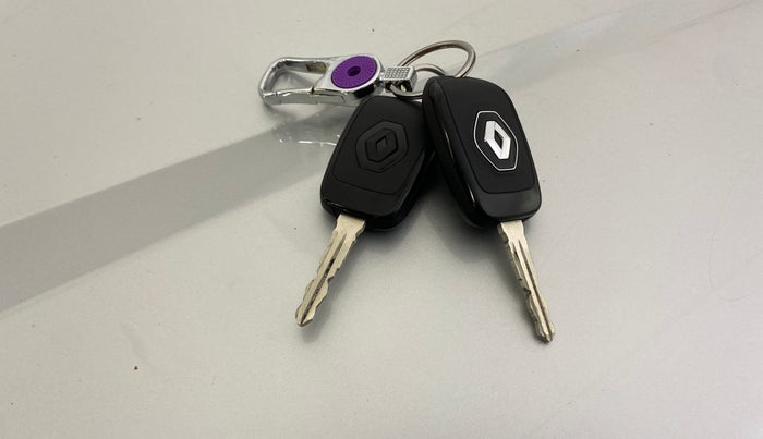 2024 Renault Kiger RXE MT, Petrol, Manual, 677 km, Key Close Up