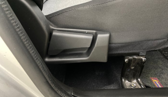 2024 Renault Kiger RXE MT, Petrol, Manual, 677 km, Driver Side Adjustment Panel