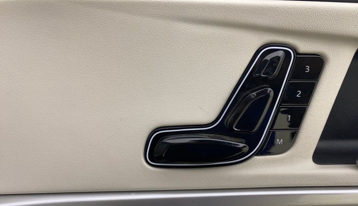 2025 Mahindra XUV700 AX 7 LUXURY D AT 7 STR, Diesel, Automatic, 15,433 km, Driver Side Adjustment Panel