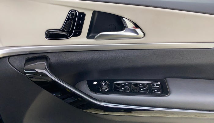 2025 Mahindra XUV700 AX 7 LUXURY D AT 7 STR, Diesel, Automatic, 15,433 km, Driver Side Door Panels Control