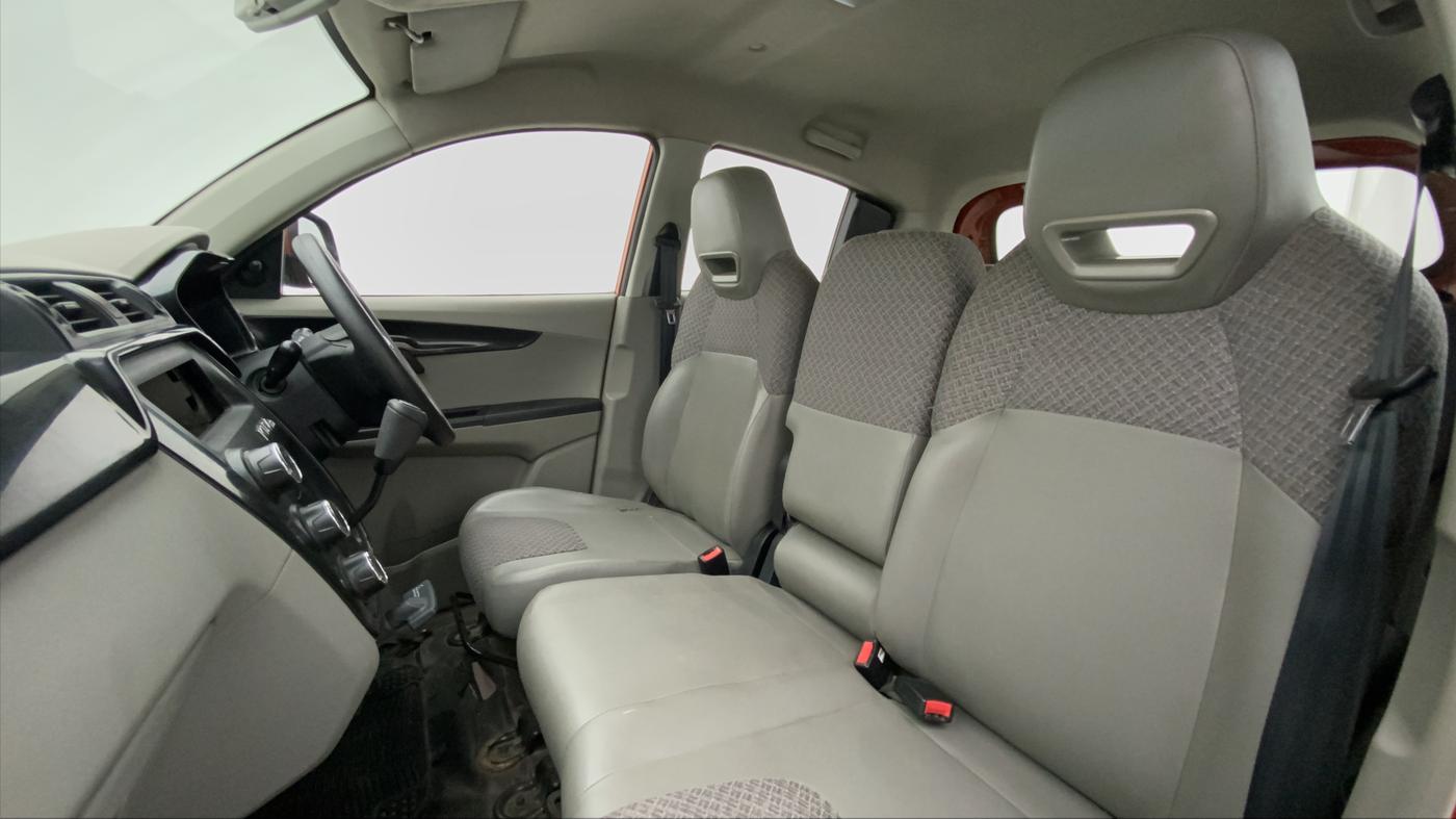 2017 Mahindra Kuv100 K4 6 STR, Petrol, Manual, 48,126 km, Right Side Front Door Cabin