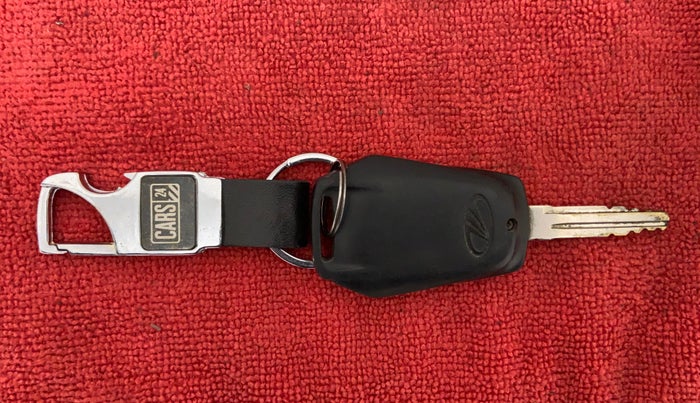 2017 Mahindra Kuv100 K4 6 STR, Petrol, Manual, 48,126 km, Key Close Up