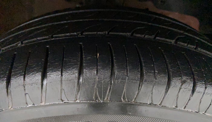 2017 Mahindra Kuv100 K4 6 STR, Petrol, Manual, 48,126 km, Right Front Tyre Tread