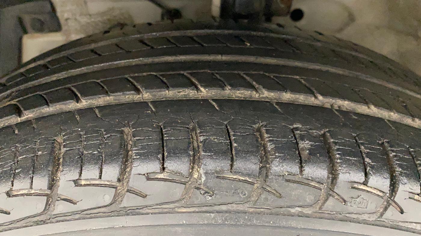 2015 Maruti Swift Dzire ZXI, Petrol, Manual, 28,746 km, Left Front Tyre Tread