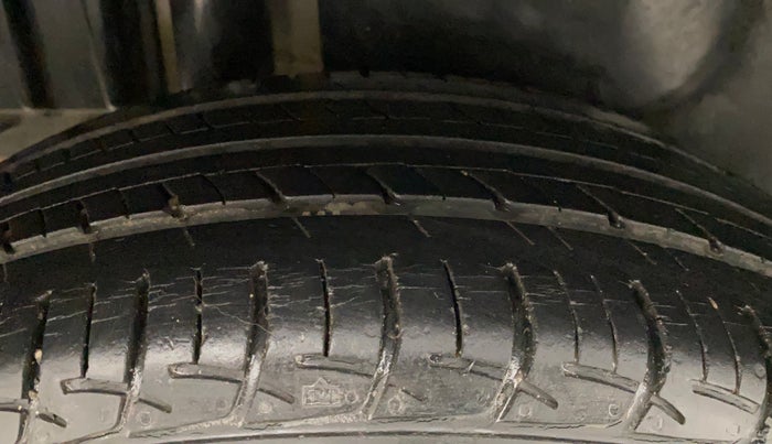 2015 Maruti Swift Dzire ZXI, Petrol, Manual, 28,746 km, Right Rear Tyre Tread