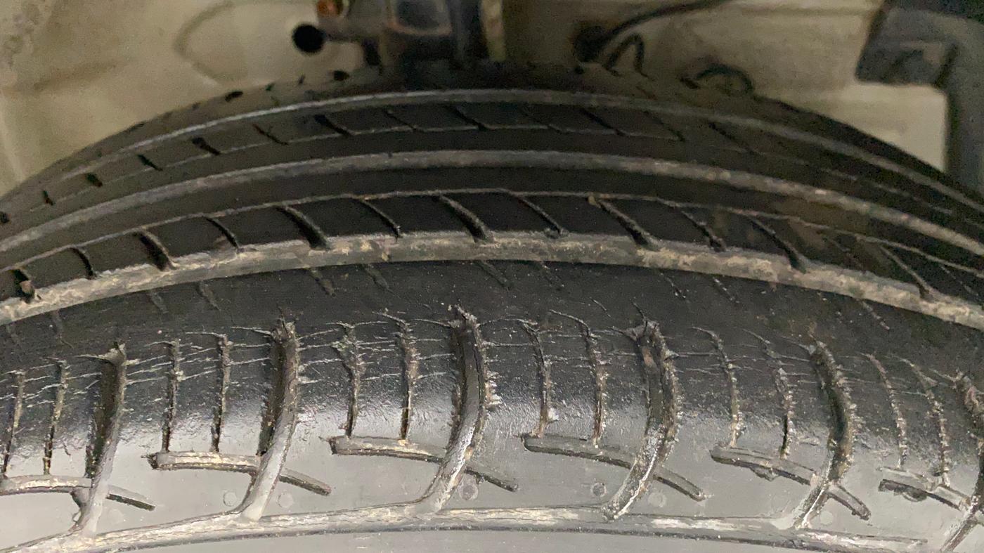 2015 Maruti Swift Dzire ZXI, Petrol, Manual, 28,746 km, Right Front Tyre Tread