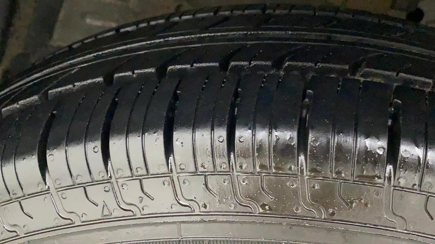 2013 Maruti Swift VXI, Petrol, Manual, 77,946 km, Left Front Tyre Tread