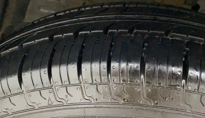 2013 Maruti Swift VXI, Petrol, Manual, 77,946 km, Left Front Tyre Tread