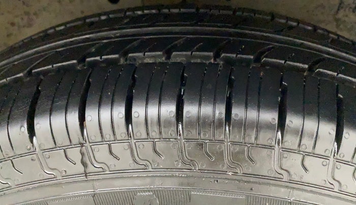 2013 Maruti Swift VXI, Petrol, Manual, 77,946 km, Right Front Tyre Tread