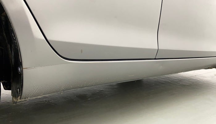 2013 Maruti Swift VXI, Petrol, Manual, 77,946 km, Right running board - Slightly dented
