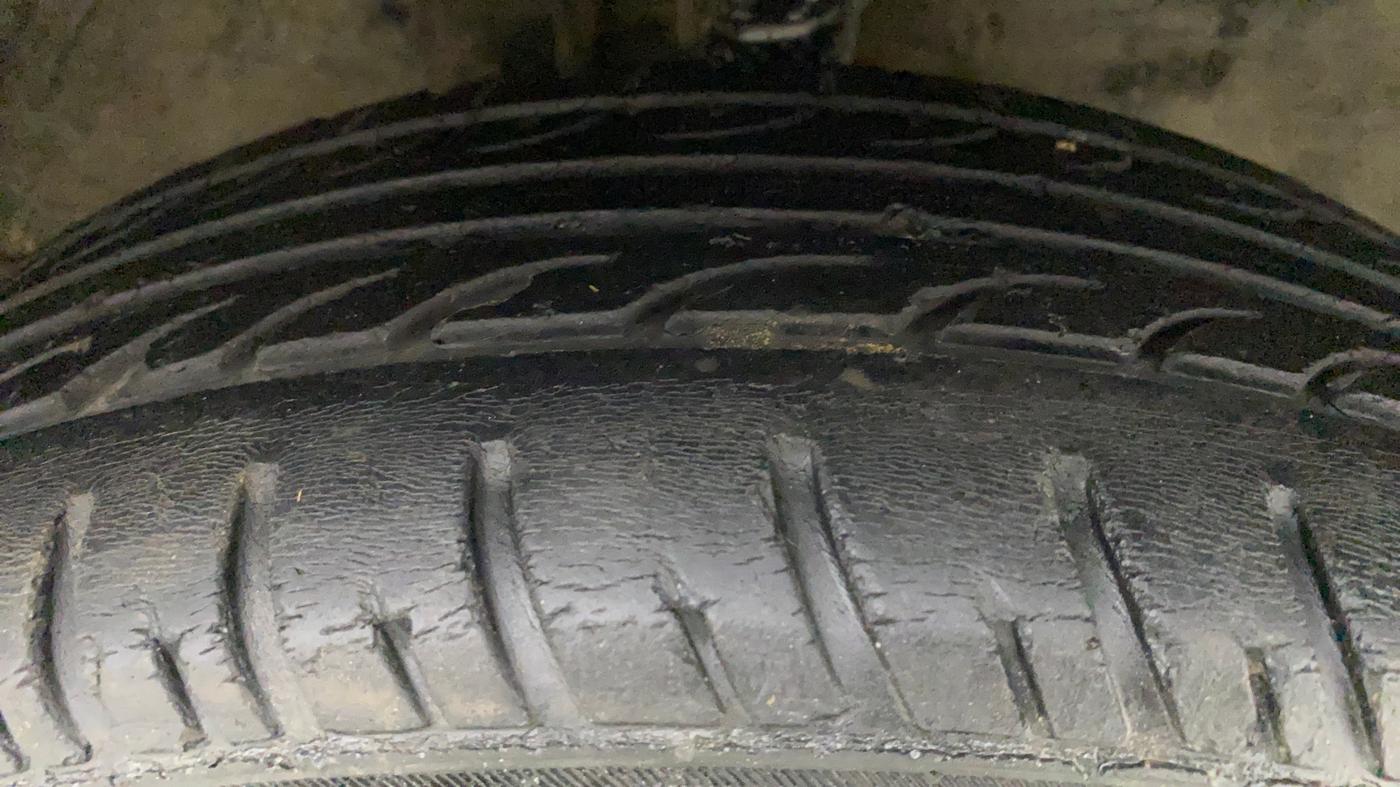 2015 Maruti Wagon R 1.0 VXI AMT, Petrol, Automatic, 54,429 km, Right Front Tyre Tread