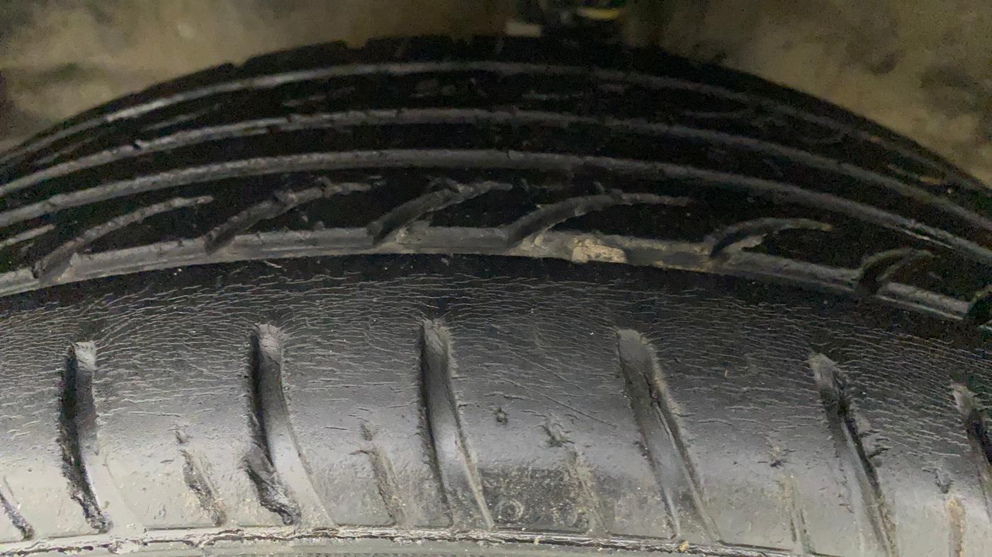 2015 Maruti Wagon R 1.0 VXI AMT, Petrol, Automatic, 54,429 km, Left Front Tyre Tread