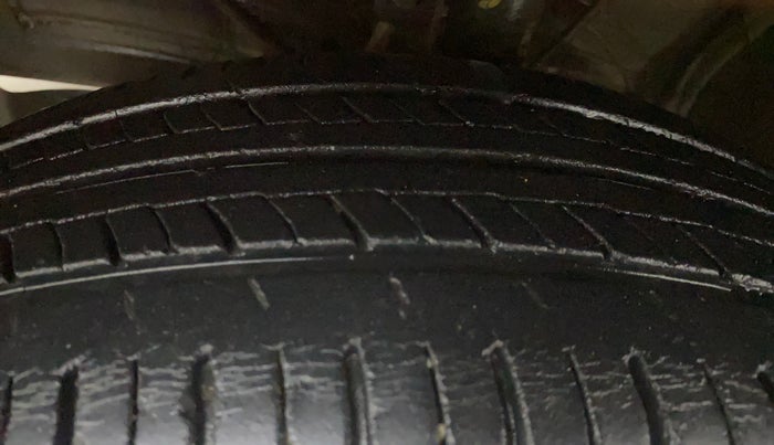 2017 Maruti Baleno DELTA PETROL 1.2, Petrol, Manual, 39,459 km, Left Front Tyre Tread