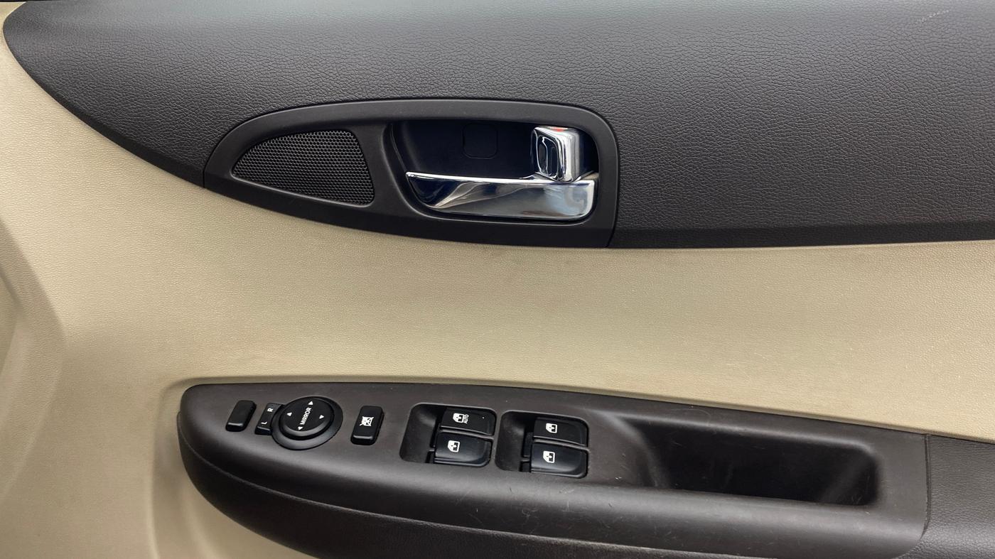 2013 Hyundai i20 MAGNA 1.2, Petrol, Manual, 82,530 km, Driver Side Door Panels Control