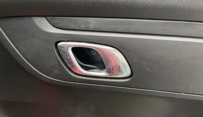 2019 Renault Kwid RXT 1.0 AMT (O), Petrol, Automatic, 56,990 km, Driver Side Door Panels Control