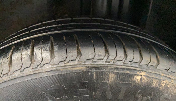 2016 Skoda Rapid AMBITION 1.6 MPI MT, Petrol, Manual, 51,198 km, Left Rear Tyre Tread