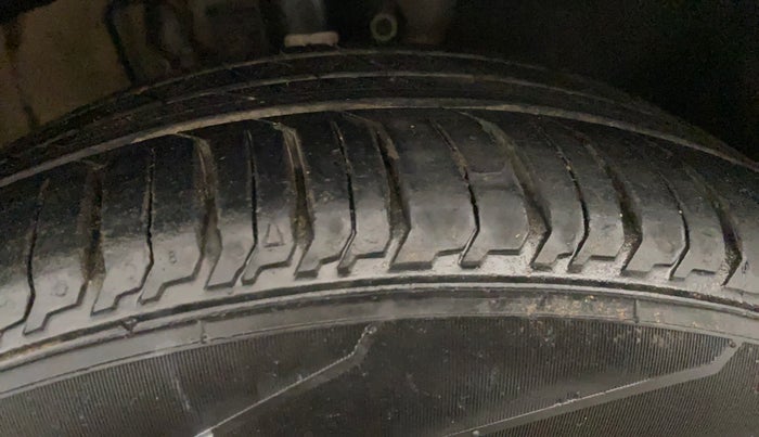 2016 Skoda Rapid AMBITION 1.6 MPI MT, Petrol, Manual, 51,198 km, Right Front Tyre Tread