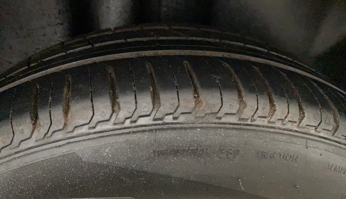 2016 Skoda Rapid AMBITION 1.6 MPI MT, Petrol, Manual, 51,198 km, Right Rear Tyre Tread