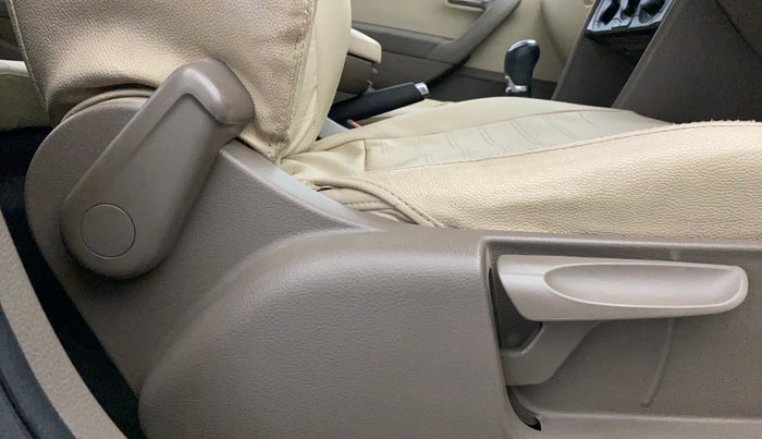 2016 Skoda Rapid AMBITION 1.6 MPI MT, Petrol, Manual, 51,198 km, Driver Side Adjustment Panel