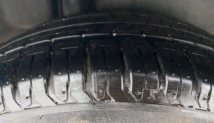 2015 Maruti Ciaz ZXI AT, Petrol, Automatic, 80,532 km, Right Rear Tyre Tread