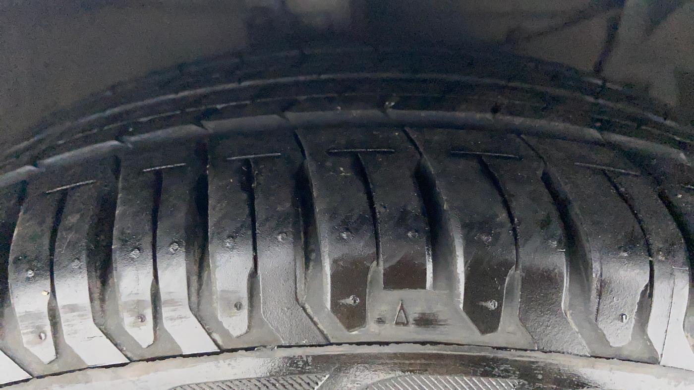 2015 Maruti Ciaz ZXI AT, Petrol, Automatic, 80,532 km, Right Front Tyre Tread